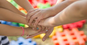 jarmoluk-hands-2847508_1920